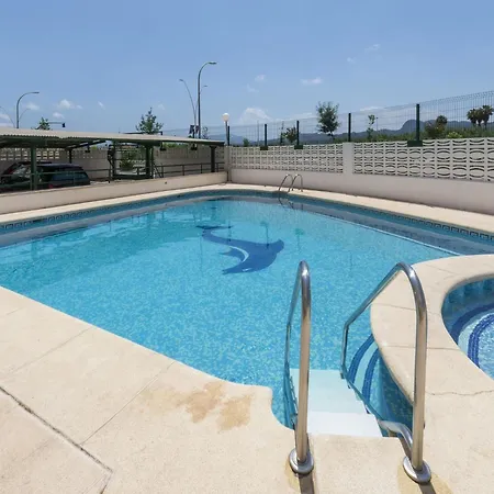 Snug In Valencia With Shared Pool